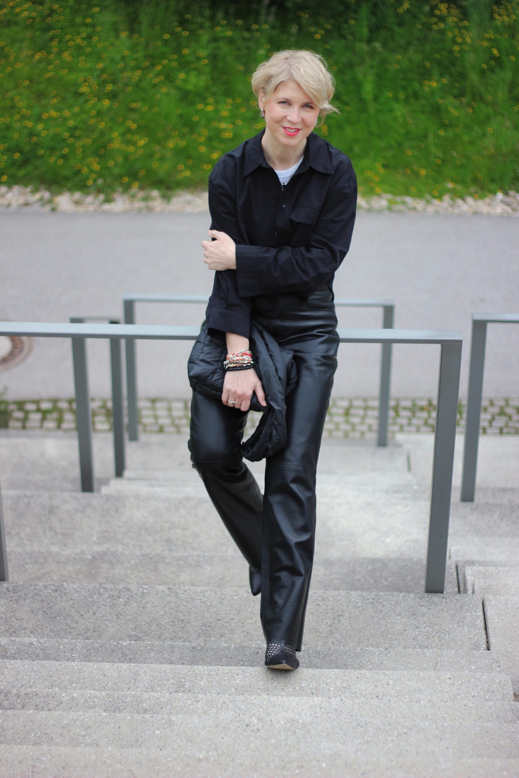 conny doll lifestyle: Sommeroutfit mit Lederhose in Schwarz