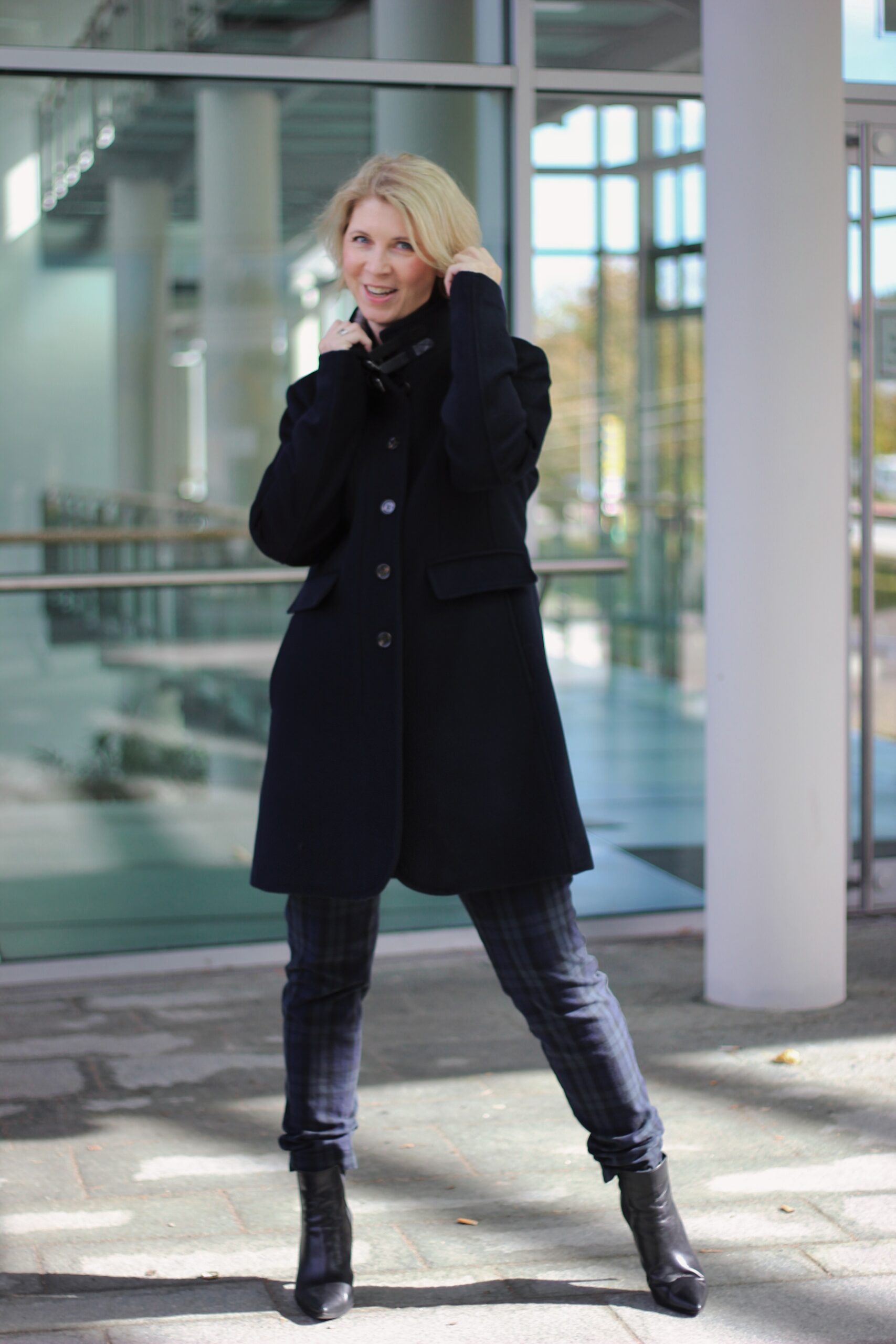 conny doll lifestyle: Karohose, Herbst-Winter-Style von The BRITISH SHOP, Wollmantel, Business-Style